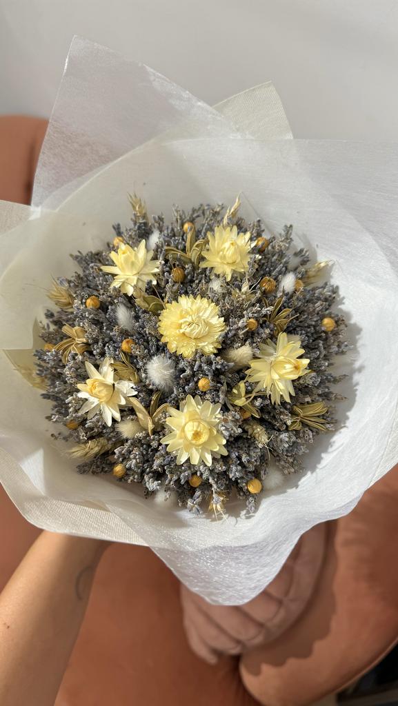 Букет из лавандина с желтыми цветами