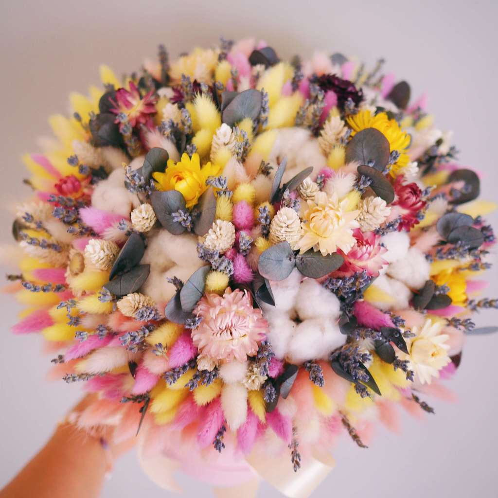 букет из сухоцветов в шляпной коробке lafleurdecor.ru