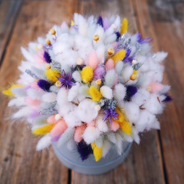 композиция из сухоцветов в шляпной коробке