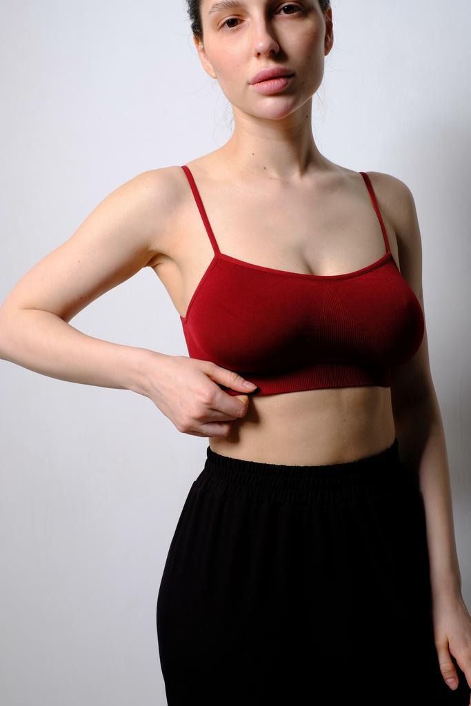 Топ на тонких бретелях