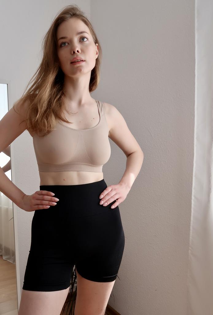 Топ на широких бретелях