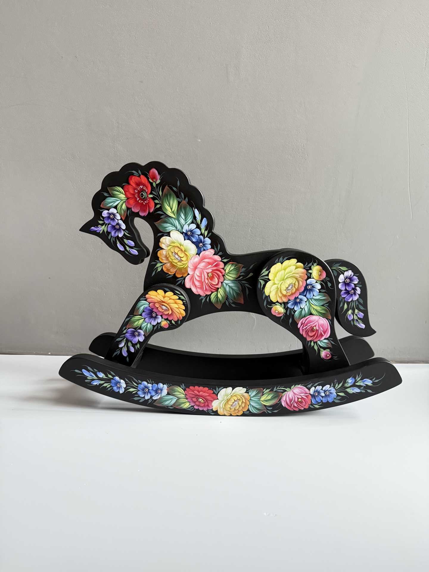 Настольная лошадка-качалка из дерева с Жостовской росписью