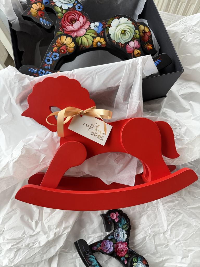 Деревянная красная лошадка