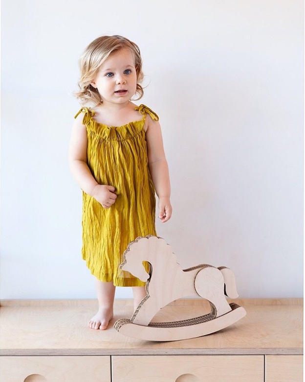 Настольная лошадка-качалка из картона с деревянной отделкой