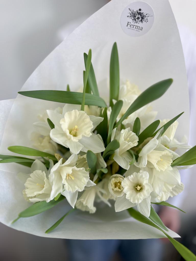 Букет из нарциссов Маунт Худ с доставкой 17.03.2025