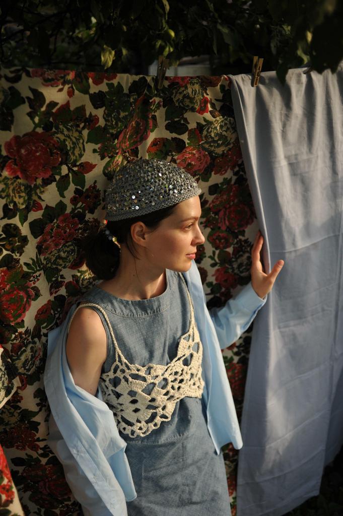 Шапочка из хлопка с пайетками серая