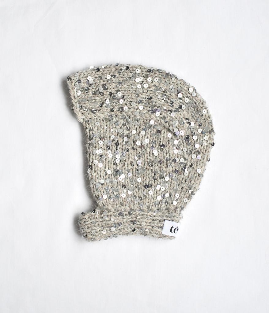 Чепчик с пайетками серо-бежевый