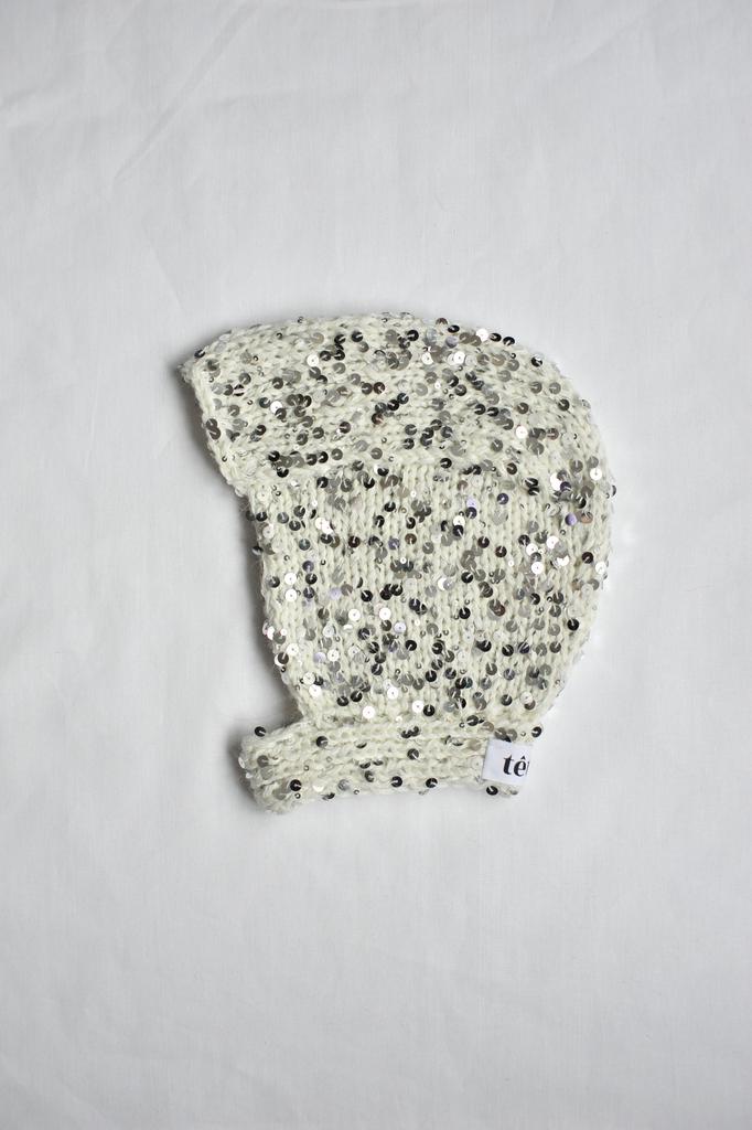 Чепчик с пайетками молочно-белый