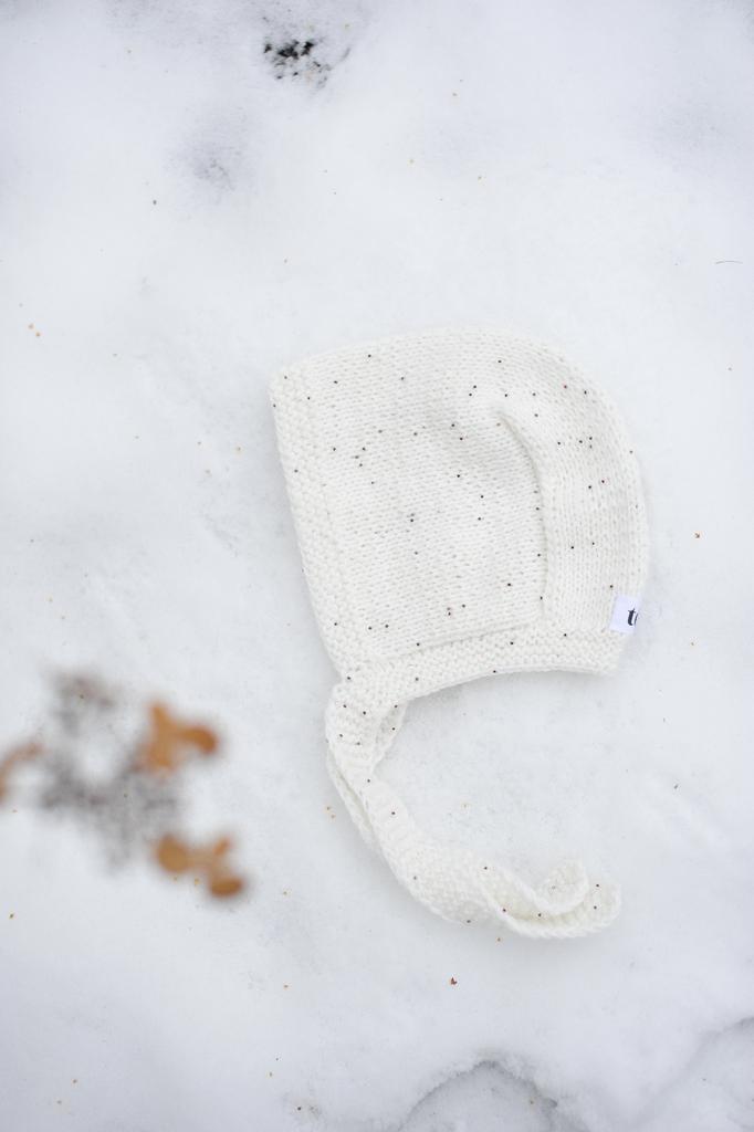 Чепчик с бисером молочно-белый