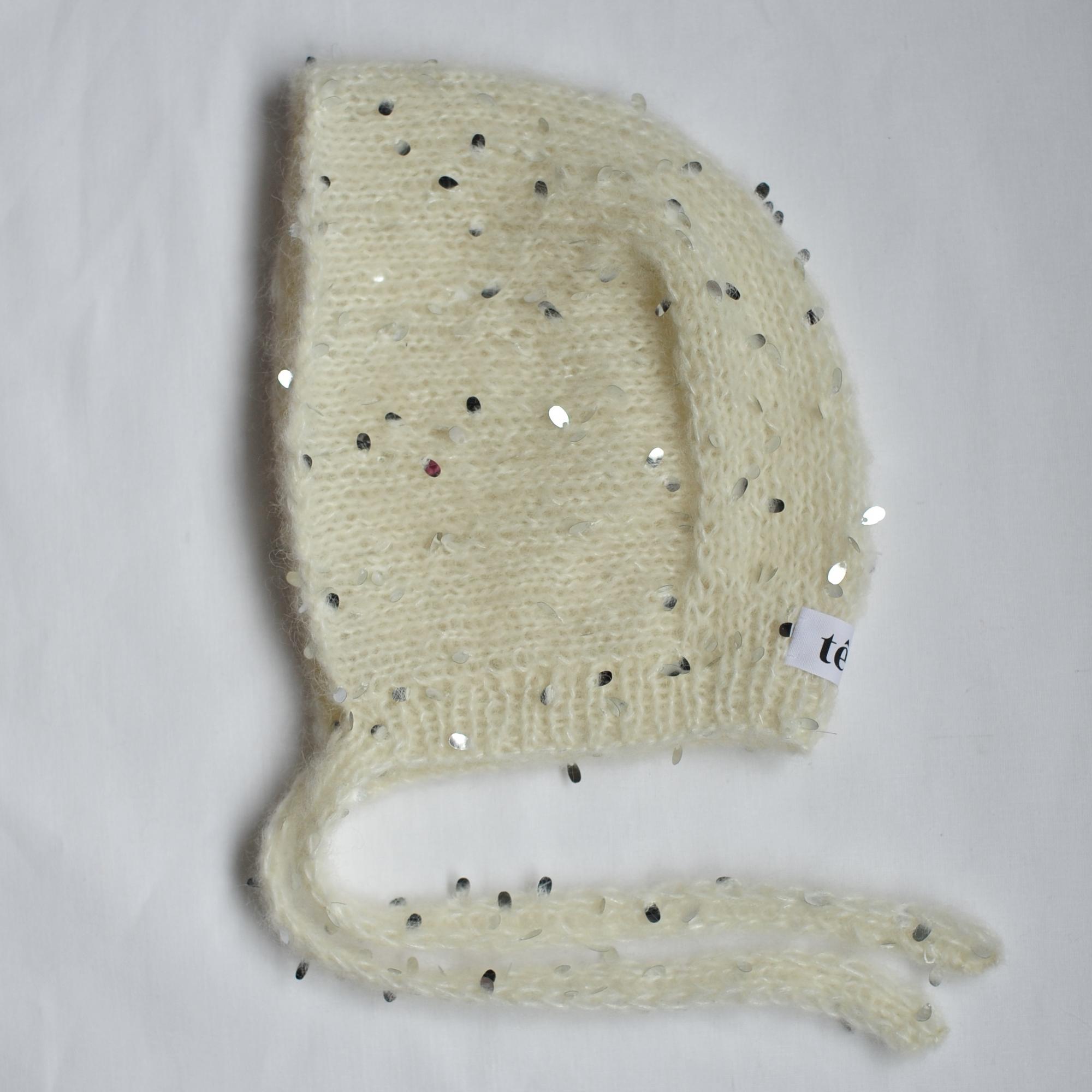 Чепчик с блёстками молочный