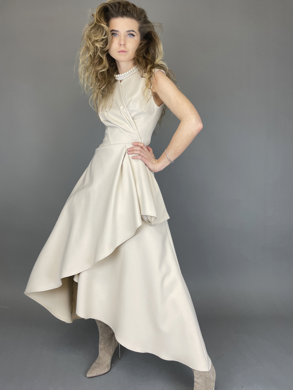 Sleeveless wrap dress (light beige)