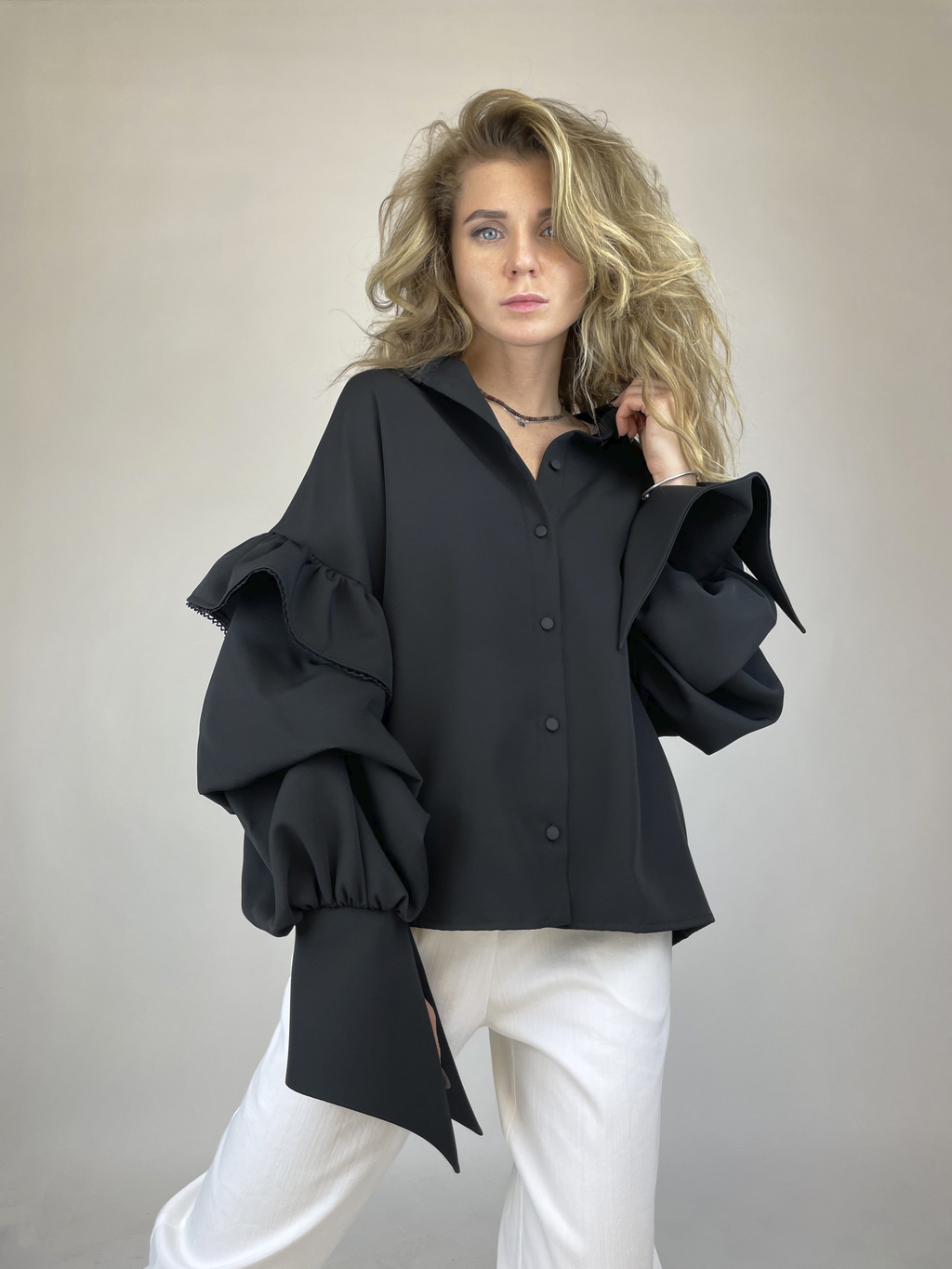 Puff-sleeve shirt (black)