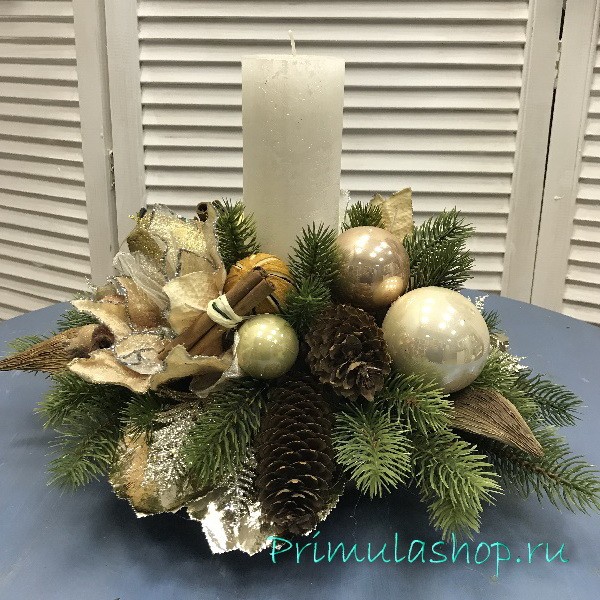 Новогодняя композиция со свечой в бело-кремовой гамме
