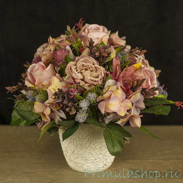 композиция в пудровой гамме из роз и гортензий