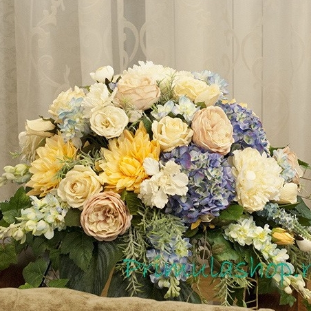 ИНТЕРЬЕРНАЯ КОМПОЗИЦИЯ ИЗ ИСКУССТВЕННЫХ ЦВЕТОВ НА СТОЛ