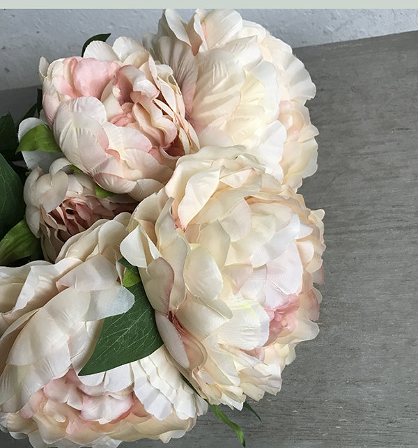 Букет пионов большой кремовый