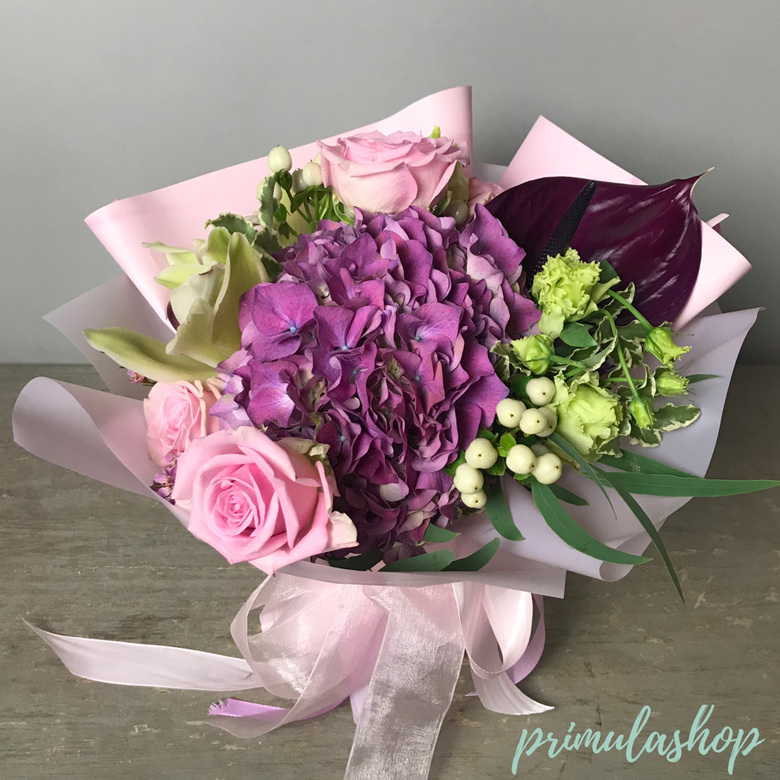 Небольшой оригинальный букет с гортензией и орхидеей цимбидиум к 1 сентября