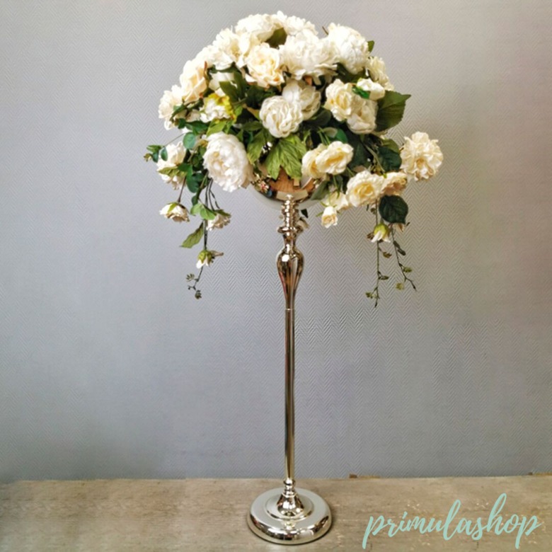 I-026. Композиция из искусственных цветов в белой гамме для оформления торжества.