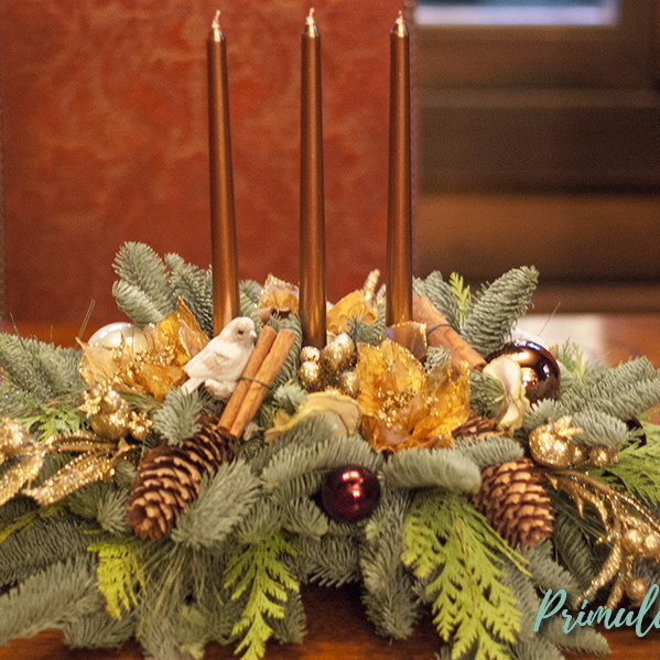 Новогодняя композиция со свечами в шоколадной гамме