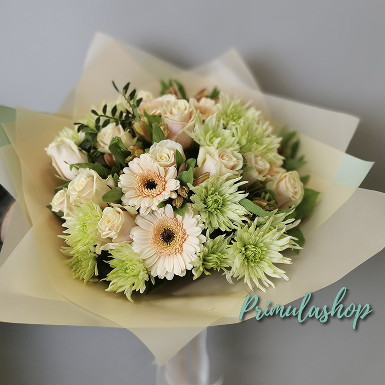 БУКЕТ В КРЕМОВО-САЛАТОВОЙ ГАММЕ С МИНИГЕРБЕРАМИ.