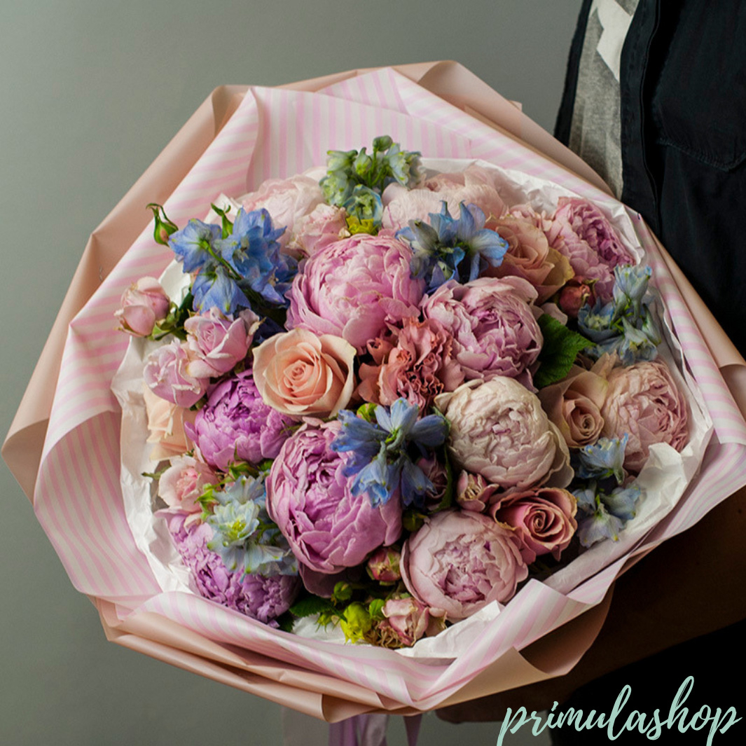 АВТОРСКИЙ БУКЕТ С ПИОНАМИ И ДЕЛЬФИНИУМОМ