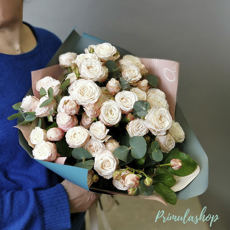 Купить букет из кустовой розы Бомбастик с доставкой в Москве