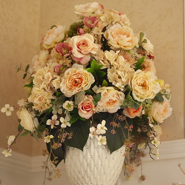 Большая композиция из искусственных цветов для интерьера