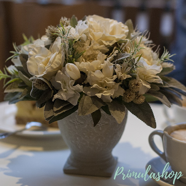 КОМПОЗИЦИЯ ИЗ ИСКУССТВЕННЫХ ЦВЕТОВ НА СТОЛ