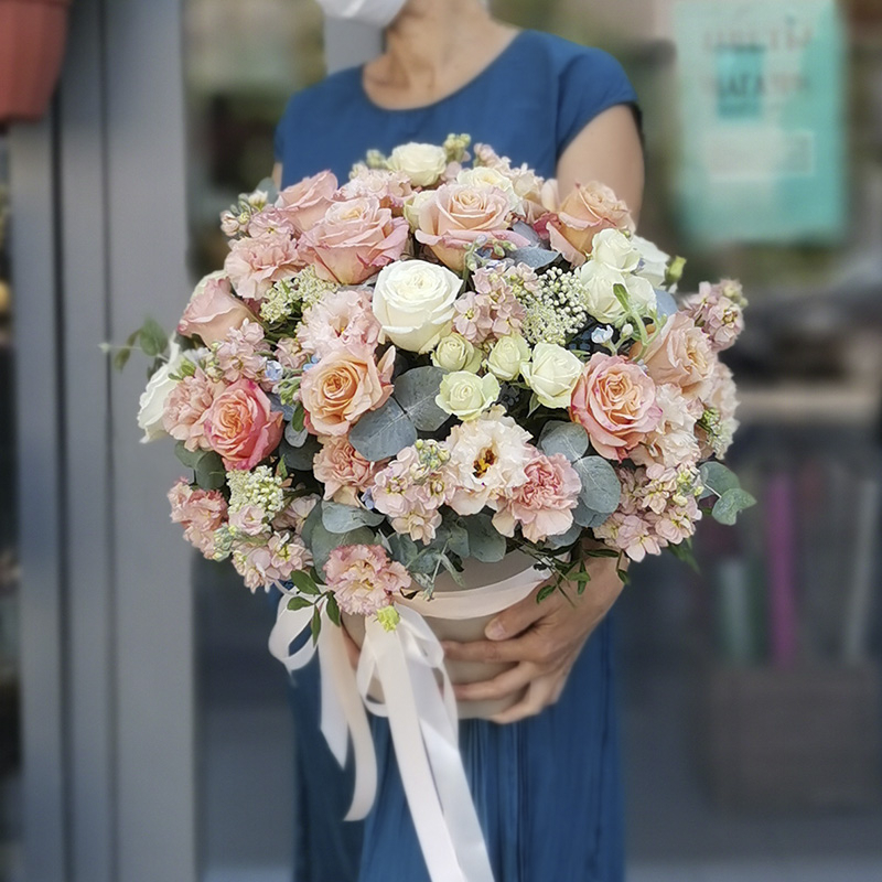 Коробка с розами и цветами в нежной гамме