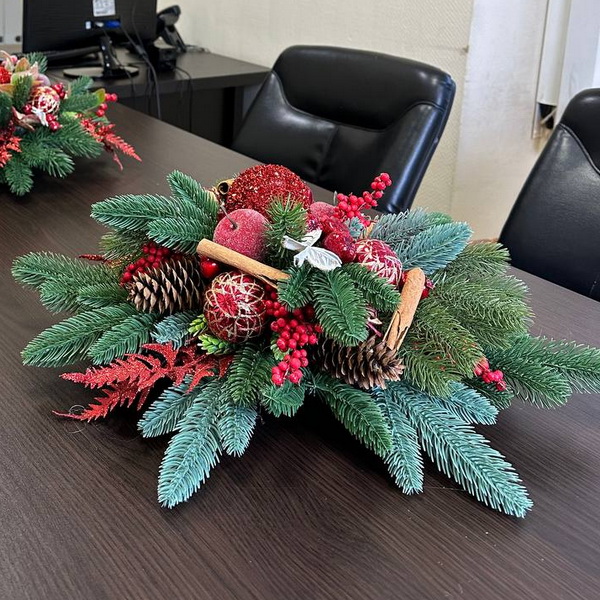 новогодняя композиция на стол в красной гамме