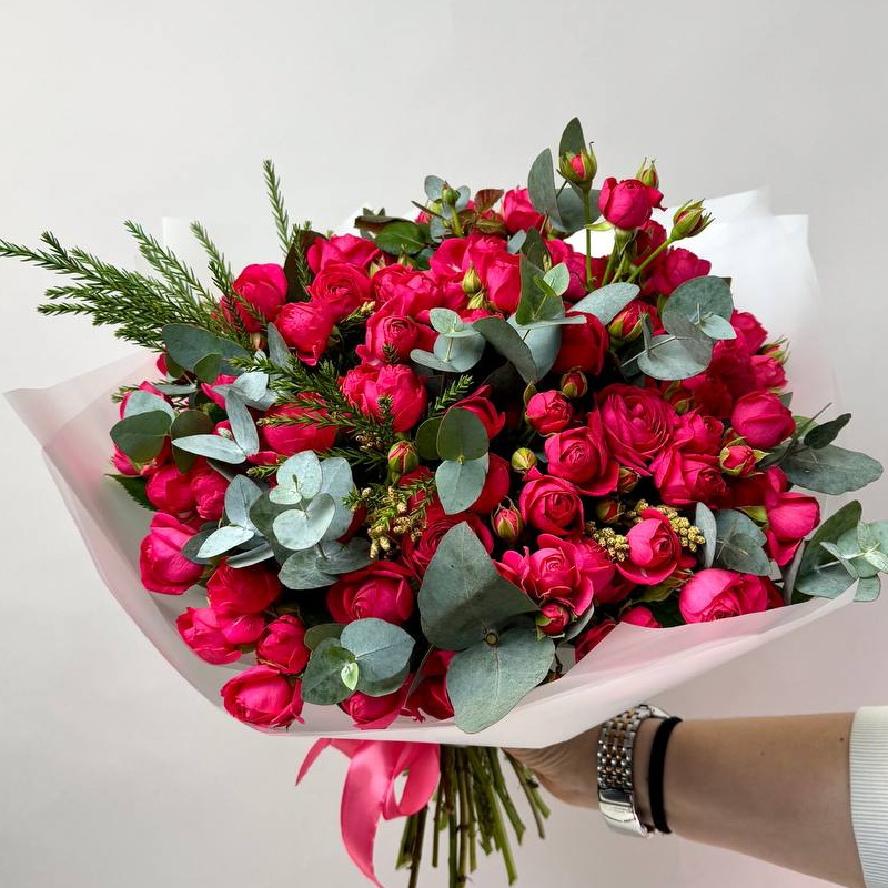 Монобукет из розовых роз с эвкалиптом