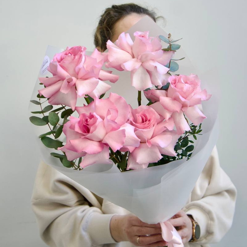 Монобукет из розовых роз с зеленью