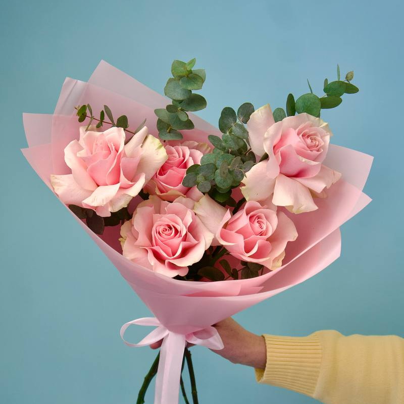 Роскошный букет из свежих роз нежно-розового оттенка