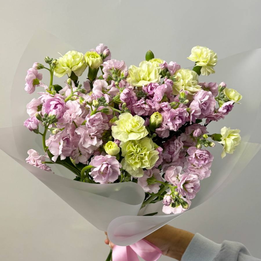 Нежный букет из светло-жёлтых и светло-фиолетовых цветов