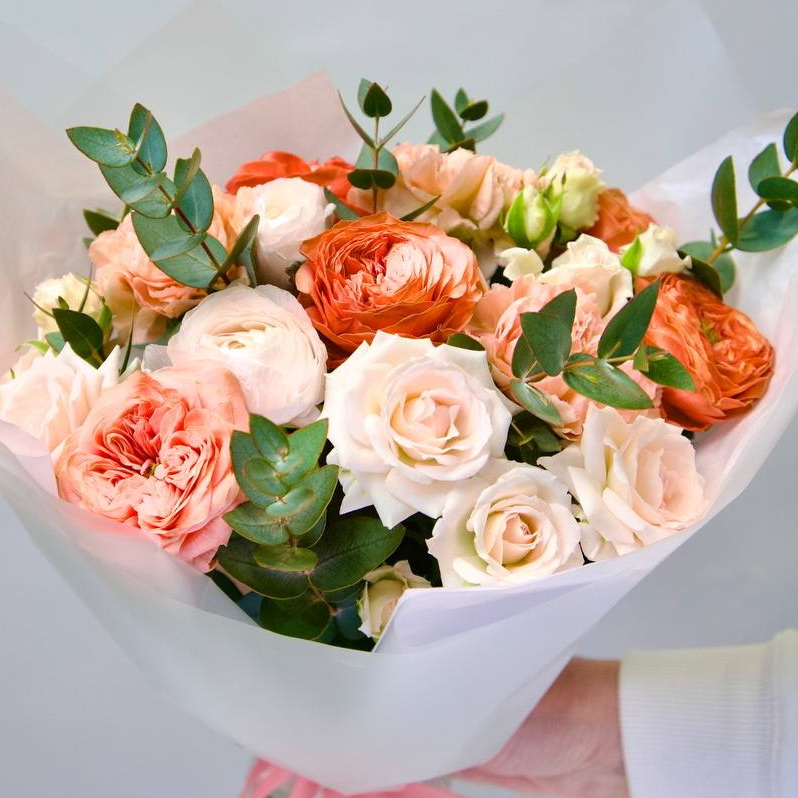 Элегантный букет из свежих роз в оттенках белого, персикового и оранжевого