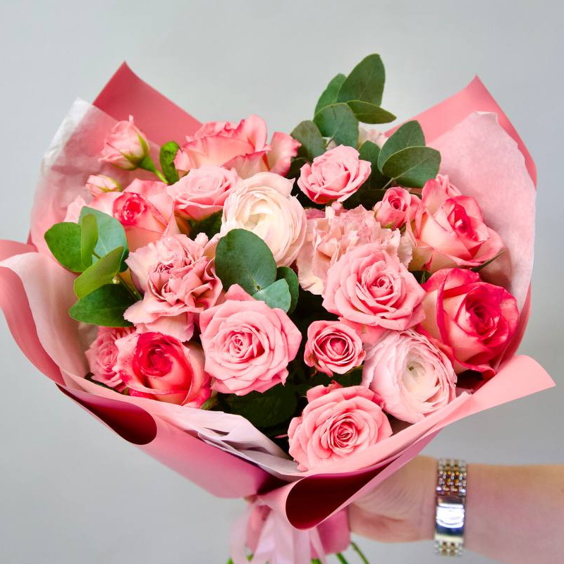 Нежный и элегантный букет, состоящий из различных роз в розовой гамме