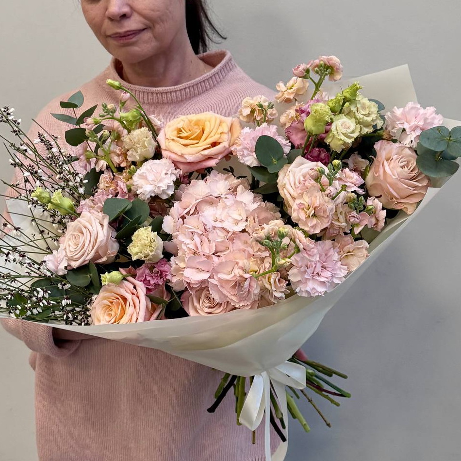 Изящный букет, составленный из роз, гортензий, гвоздик