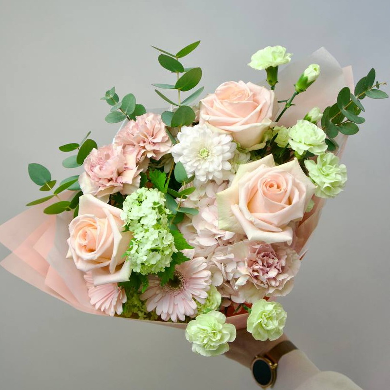 Очаровательный букет, объединяющий нежные розы, белые хризантемы, зелёные гвоздики, розовые гвоздики и изящную зелень