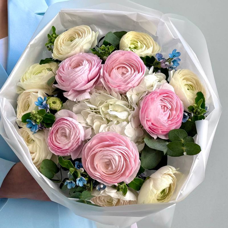 Элегантный монобукет из свежих ранункулюсов нежных оттенков