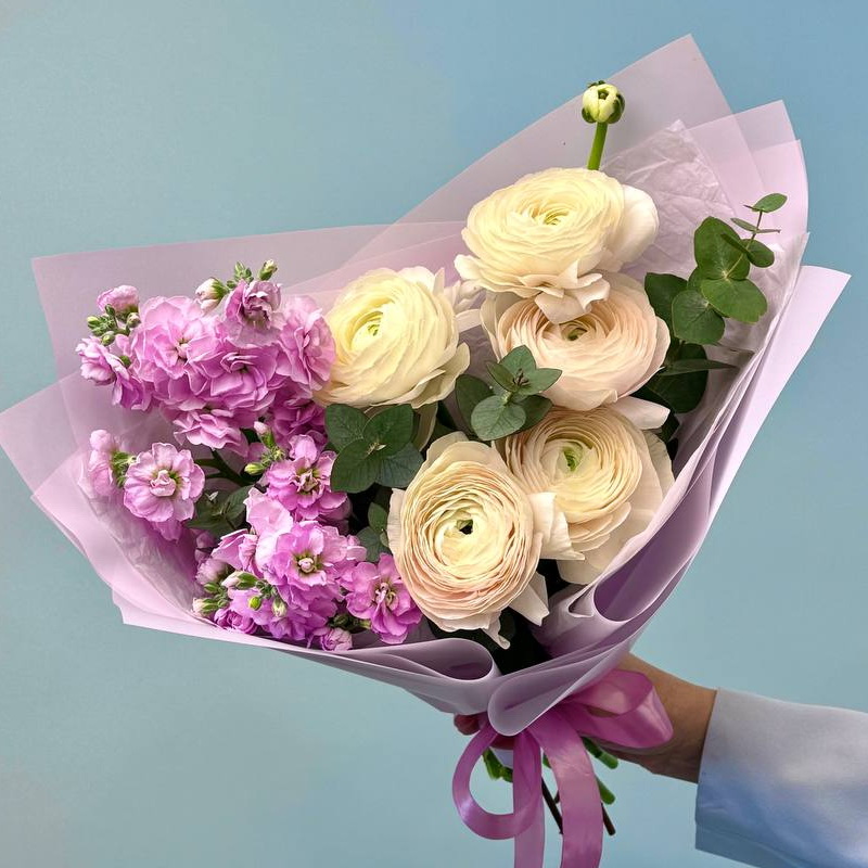 Элегантный букет из свежих цветов кремовых ранункулюсов и светло-фиолетовой маттиолы