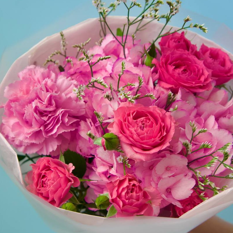 букет из розовых гвоздик, красных роз