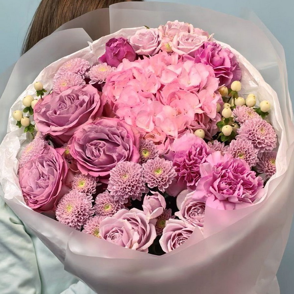 Пышный букет из роз, гортензий и хризантем в розово-сиреневых тонах