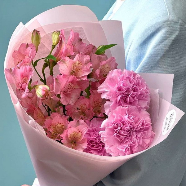 Розовый букет из альстромерии и гвоздики