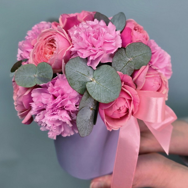 Композиция из роз и гвоздик в сиреневой коробке с эвкалиптом