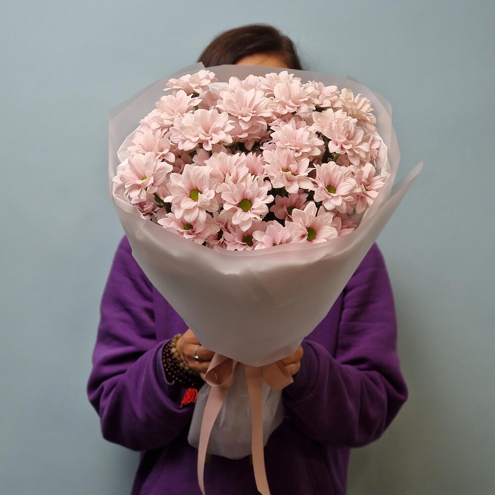 Розовый букет из хризантем