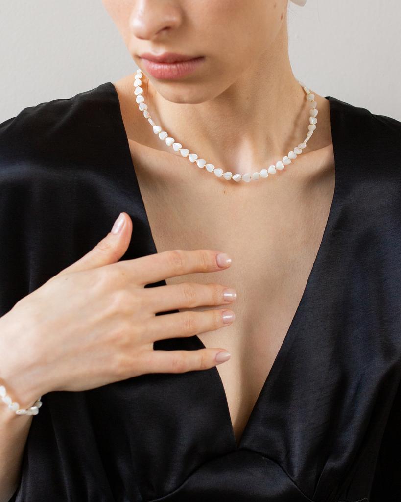 Чокер из перламутровых сердец