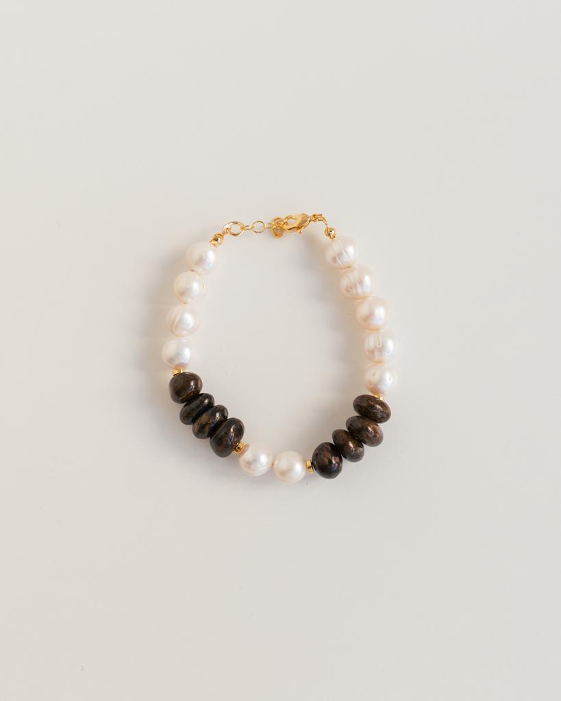 Браслет из жемчуга со вставками
