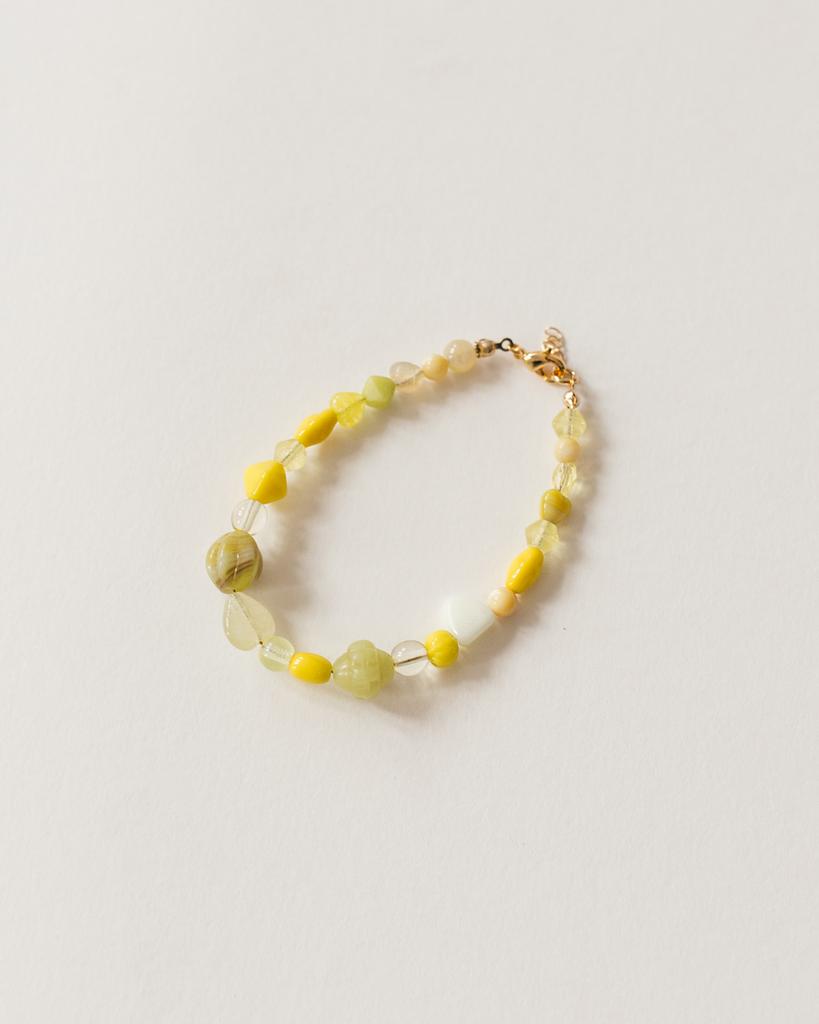 Браслет из желтого стекла