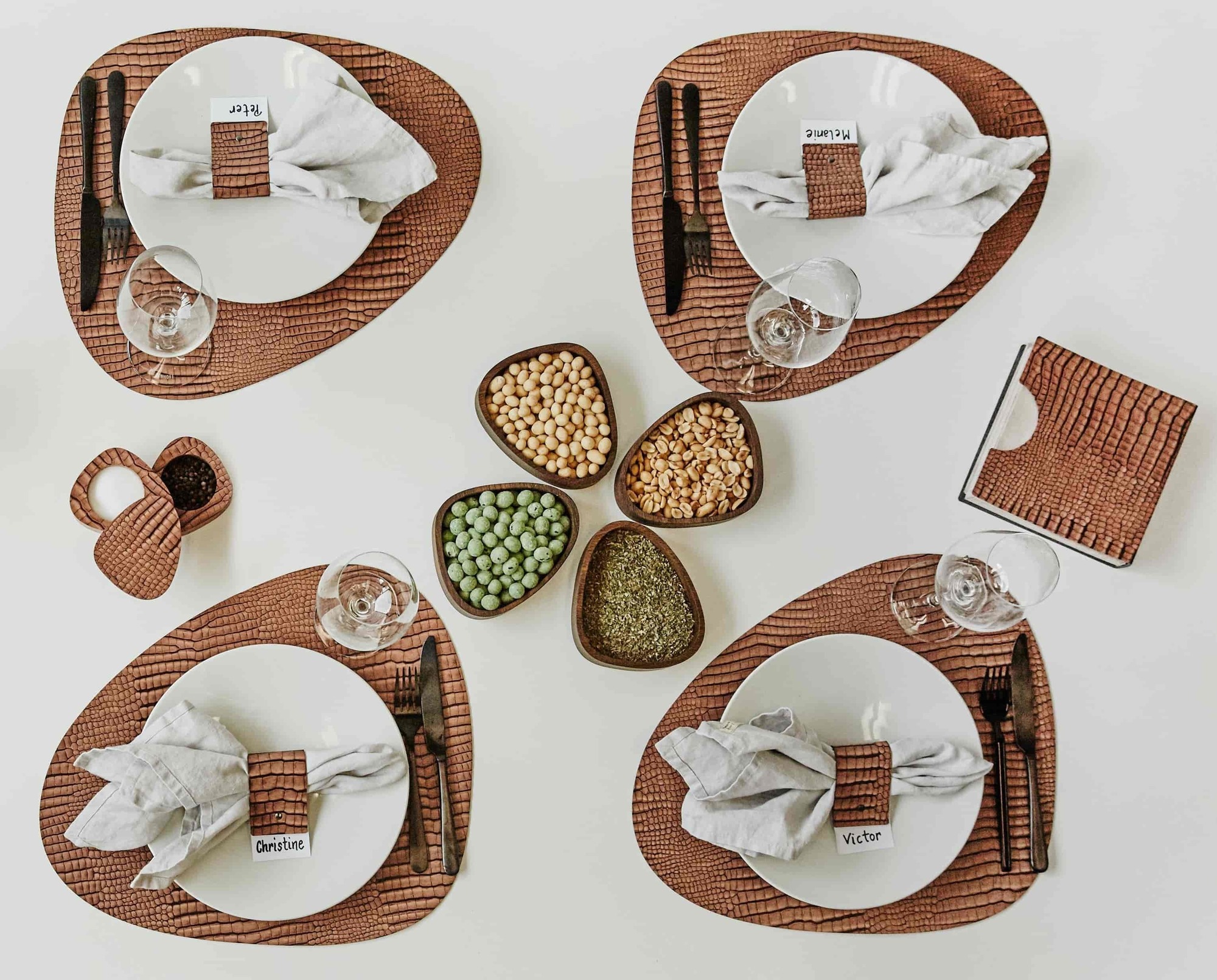 Сервировочная салфетка фигурная из кожи 37*44 см (коньячная) LINDDNA, Croco