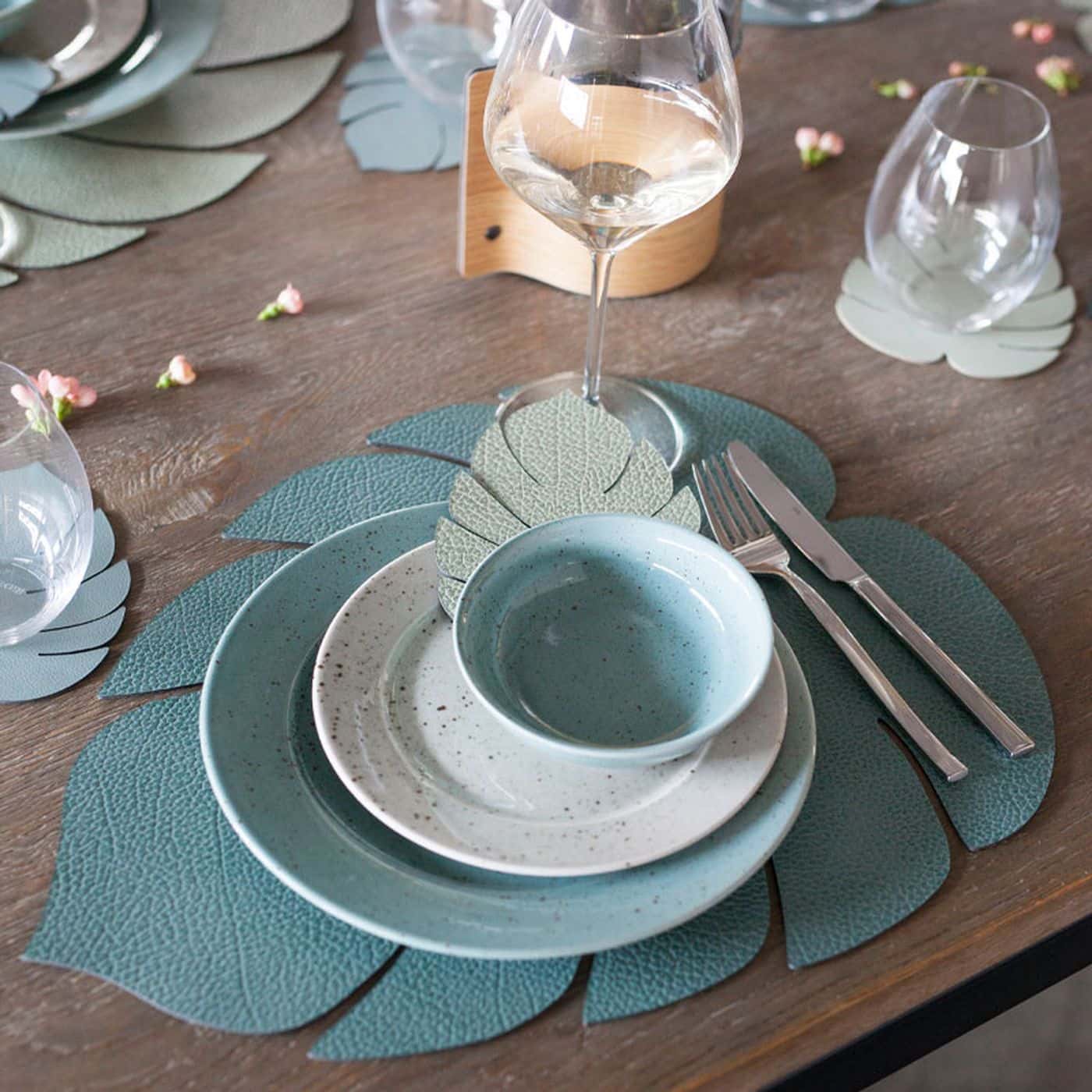 Сервировочная салфетка "лист монстеры" из кожи 42*35 см (пастельно-зеленая) LINDDNA, Hippo